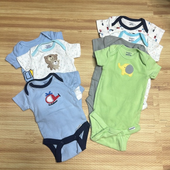Newborn 0-3 Months Bundle of 7 Onesies and 1 Pair of Shorts—Gerber & Carters - Picture 2 of 9